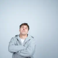 Poslechněte si interpreta undefined, sledujte hudební videa, přečtěte si životopis, podívejte se na data turné a další informace.