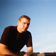 Homesick Vision सुनें, म्यूज़िक वीडियो देखें, बायो पढ़ें, दौरे की तारीखें और बहुत कुछ देखें!