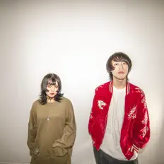 ヒグラシを聴いたり、ミュージックビデオを鑑賞したり、経歴やツアー日程などを確認したりしましょう！