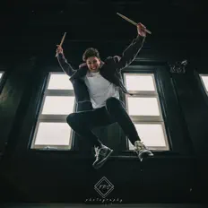 Ακούστε περιεχόμενο από YORDA, παρακολουθήστε μουσικά βίντεο, διαβάστε το βιογραφικό, δείτε ημερομηνίες περιοδείας, και πολλά ακόμη!