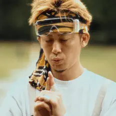 聆聽 8CH、觀看音樂影片、閱讀小傳、查看巡演日期等！