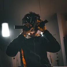聆聽 1krash、觀看音樂影片、閱讀小傳、查看巡演日期等！