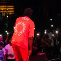 聆聽 undefined、觀看音樂影片、閱讀小傳、查看巡演日期等！