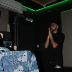 Écoutez Frambo, regardez des vidéoclips, lisez la biographie, consultez les dates de tournée et plus encore !