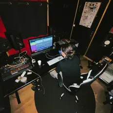 Hör dir JIMB0 an, schau dir Musikvideos an, lies die Biografie, finde Tourdaten und mehr!