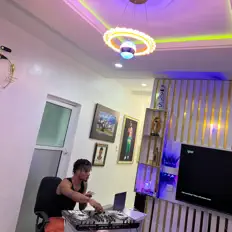 Dj Yomcを聴いたり、ミュージックビデオを鑑賞したり、経歴やツアー日程などを確認したりしましょう！