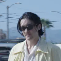 聆聽 undefined、觀看音樂影片、閱讀小傳、查看巡演日期等！