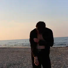 Lil Bilを聴いたり、ミュージックビデオを鑑賞したり、経歴やツアー日程などを確認したりしましょう！