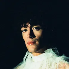 Morphoを聴いたり、ミュージックビデオを鑑賞したり、経歴やツアー日程などを確認したりしましょう！