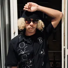 收听 Yulia、观看音乐视频、阅读小传、查看巡演日期等 ！