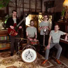 Hör dir Fuzzysurf an, schau dir Musikvideos an, lies die Biografie, finde Tourdaten und mehr!