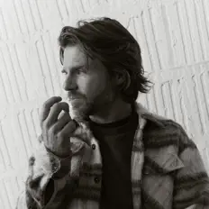 Escucha a Vincent Vallières, mira videos musicales, lee su biografía, consulta las fechas de las gira y más.