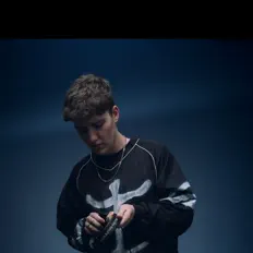 MCHALE을(를) 듣고, 뮤직 비디오를 보고, 약력을 읽고, 투어 일정 등을 확인하세요!