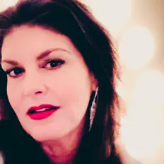 Heather Smith dinle, müzik videolarını izle, biyografisini oku, tur tarihlerini ve daha fazlasını gör!