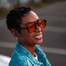 Giseleを聴いたり、ミュージックビデオを鑑賞したり、経歴やツアー日程などを確認したりしましょう！