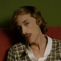 聆聽 undefined、觀看音樂影片、閱讀小傳、查看巡演日期等！