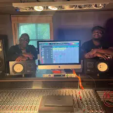 Poslechněte si interpreta Byamm, sledujte hudební videa, přečtěte si životopis, podívejte se na data turné a další informace.