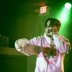 Bluetennを聴いたり、ミュージックビデオを鑑賞したり、経歴やツアー日程などを確認したりしましょう！