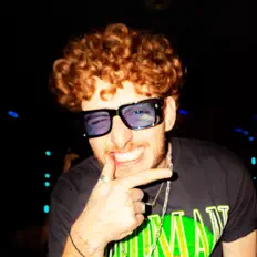 Hör dir RED Achinelli an, schau dir Musikvideos an, lies die Biografie, finde Tourdaten und mehr!