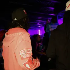 Kudeineを聴いたり、ミュージックビデオを鑑賞したり、経歴やツアー日程などを確認したりしましょう！