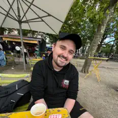 Poslechněte si interpreta JVCK, sledujte hudební videa, přečtěte si životopis, podívejte se na data turné a další informace.