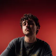 Poslechněte si interpreta Vespera, sledujte hudební videa, přečtěte si životopis, podívejte se na data turné a další informace.