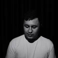 Poslechněte si interpreta Saq, sledujte hudební videa, přečtěte si životopis, podívejte se na data turné a další informace.