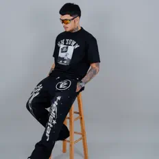 Dengarkan Kushin, tonton video musik, baca bio, lihat tanggal tur & lainnya!