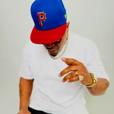 Uncle Loops सुनें, म्यूज़िक वीडियो देखें, बायो पढ़ें, दौरे की तारीखें और बहुत कुछ देखें!