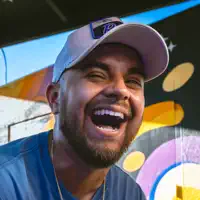 Ouve undefined, vê vídeos de música, lê a biografia, vê as datas da digressão e muito mais!
