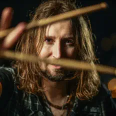 Ouve Miloš Meier, vê vídeos de música, lê a biografia, vê as datas da digressão e muito mais!