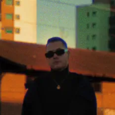 聆聽 Just Kofi、觀看音樂影片、閱讀小傳、查看巡演日期等！