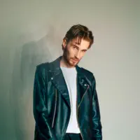 Escucha a undefined, mira videos musicales, lee su biografía, consulta las fechas de las gira y más.