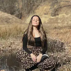 Écoutez Iuliana Călian, regardez des vidéoclips, lisez la biographie, consultez les dates de tournée et plus encore !