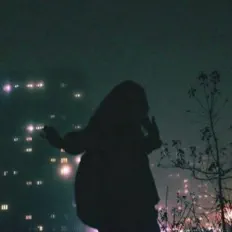 聆聽 Vilaxxs、觀看音樂影片、閱讀小傳、查看巡演日期等！