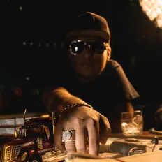 Ascolta ADAN IBARRA, guarda video musicali, leggi la biografia, vedi le date del tour & altro!