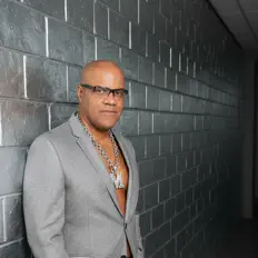 收听 Mac Thornhill、观看音乐视频、阅读小传、查看巡演日期等 ！