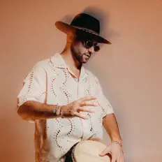 Poslechněte si interpreta Ochlea, sledujte hudební videa, přečtěte si životopis, podívejte se na data turné a další informace.