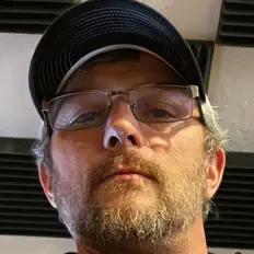 Escucha a RightJustWrong, mira videos musicales, lee su biografía, consulta las fechas de las gira y más.