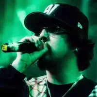 聆聽 undefined、觀看音樂影片、閱讀小傳、查看巡演日期等！
