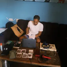 聆聽 PhillyPhill、觀看音樂影片、閱讀小傳、查看巡演日期等！