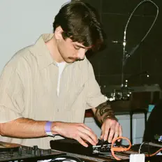 Ouça wassupbwhit, assista a videoclipes, leia a biografia, veja as datas das turnês e mais!