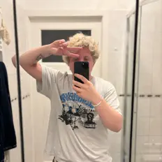 Truo을(를) 듣고, 뮤직 비디오를 보고, 약력을 읽고, 투어 일정 등을 확인하세요!