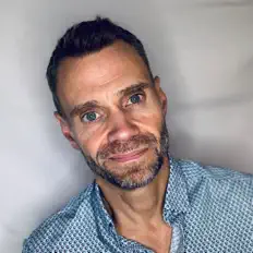 Rich Lawrenceを聴いたり、ミュージックビデオを鑑賞したり、経歴やツアー日程などを確認したりしましょう！