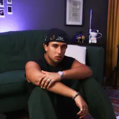 Ouça Santander, assista a videoclipes, leia a biografia, veja as datas das turnês e mais!