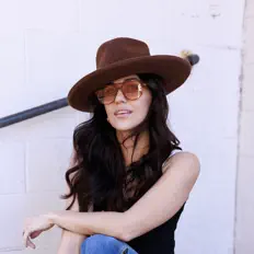 Escucha a Jennifer Hart, mira videos musicales, lee su biografía, consulta las fechas de las gira y más.