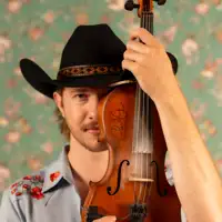 聆聽 undefined、觀看音樂影片、閱讀小傳、查看巡演日期等！