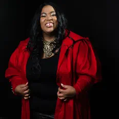 Hör dir Professor Lisa Clayton an, schau dir Musikvideos an, lies die Biografie, finde Tourdaten und mehr!