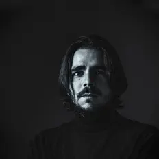 聆聽 IC、觀看音樂影片、閱讀小傳、查看巡演日期等！