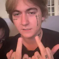 收听 Noshi、观看音乐视频、阅读小传、查看巡演日期等 ！